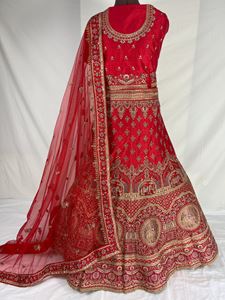 Afbeelding van Heavy Bridal Embroidery Lehenga Bright Red L037
